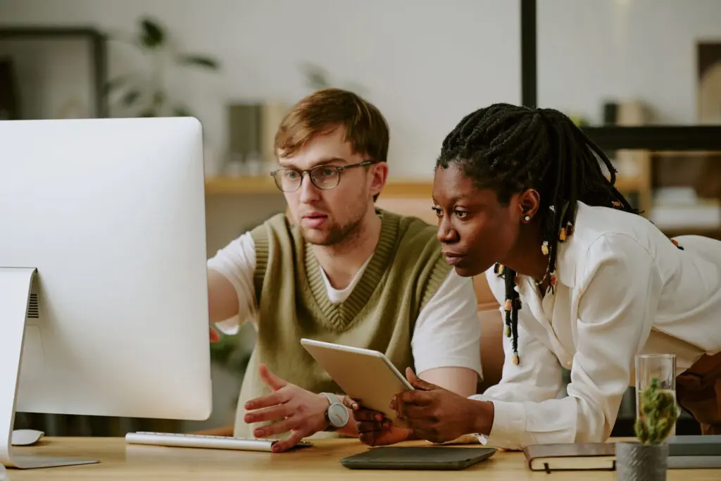 recruteurs qui travaillent sur leur affichage de poste