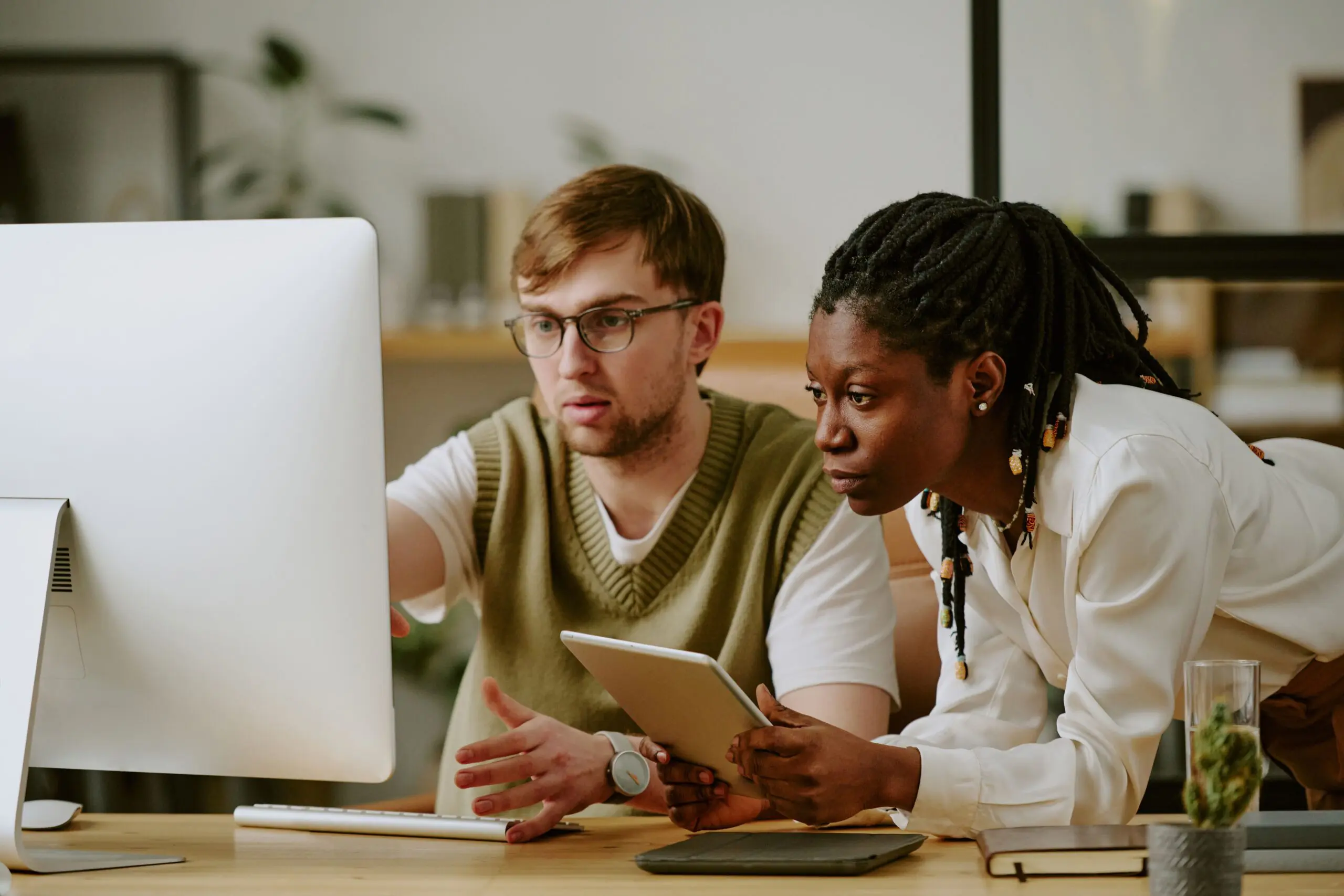 recruteurs qui travaillent sur leur affichage de poste