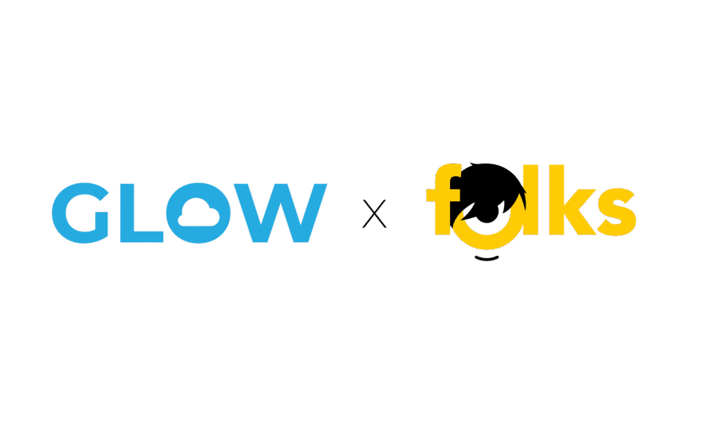 Logo montrant « GLOW » en bleu avec une forme de nuage à l'intérieur du « O », un petit « x » au milieu et « folks » en lettres jaunes et noires en gras.