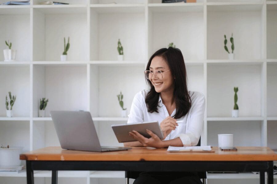 gestionnaire souriante en télétravail