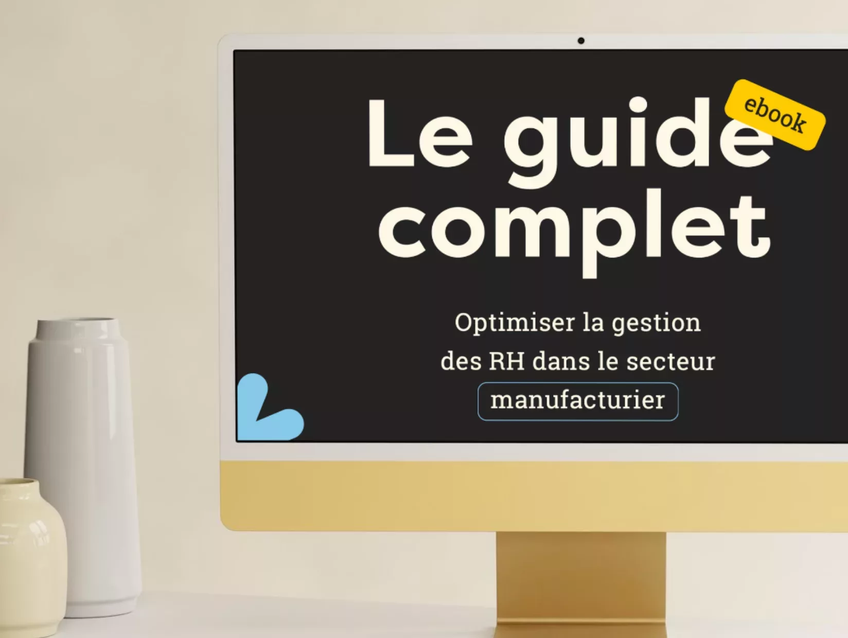 Un écran d'ordinateur affiche la couverture d'un livre électronique en français intitulé « Le guide complet : Optimiser la gestion des RH dans le secteur manufacturier ». Un vase et un verre blancs se trouvent à gauche du bureau beige.