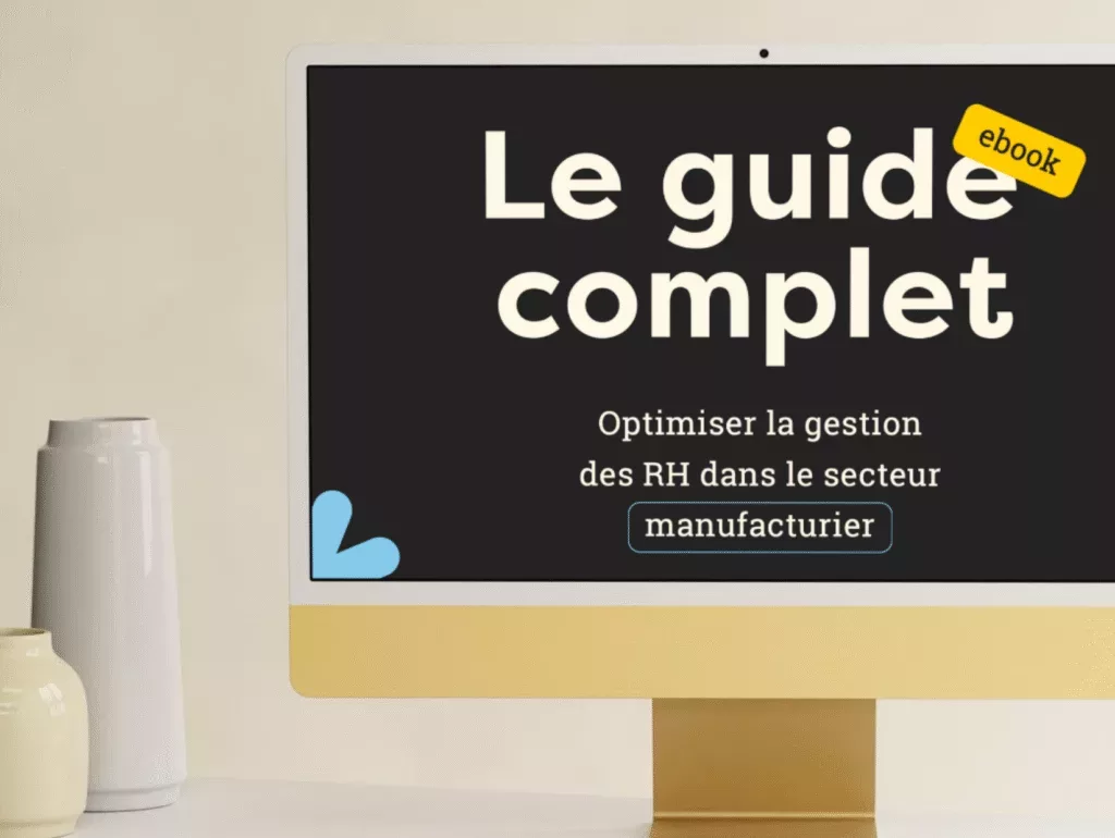 Un écran d'ordinateur affiche la couverture d'un livre électronique en français intitulé « Le guide complet : Optimiser la gestion des RH dans le secteur manufacturier ». Un vase et un verre blancs se trouvent à gauche du bureau beige.