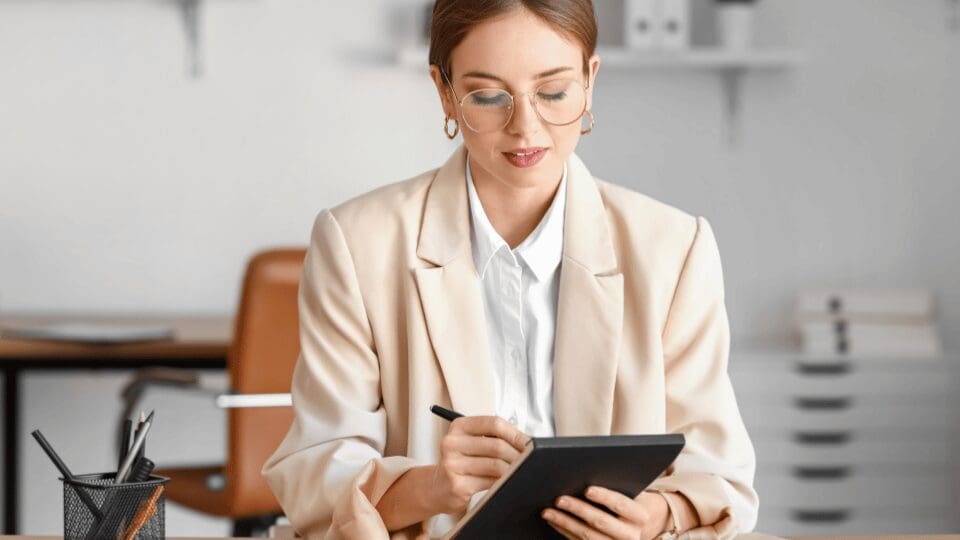 gestionnaire qui signe un document