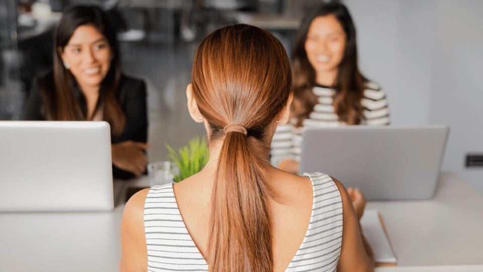 processus d'entrevue entre 3 personnes