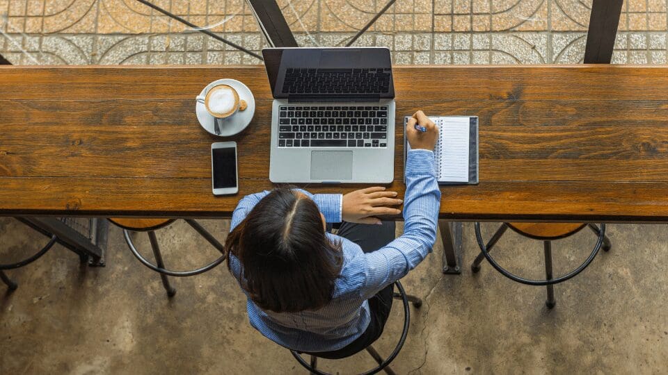 employée en télétravail