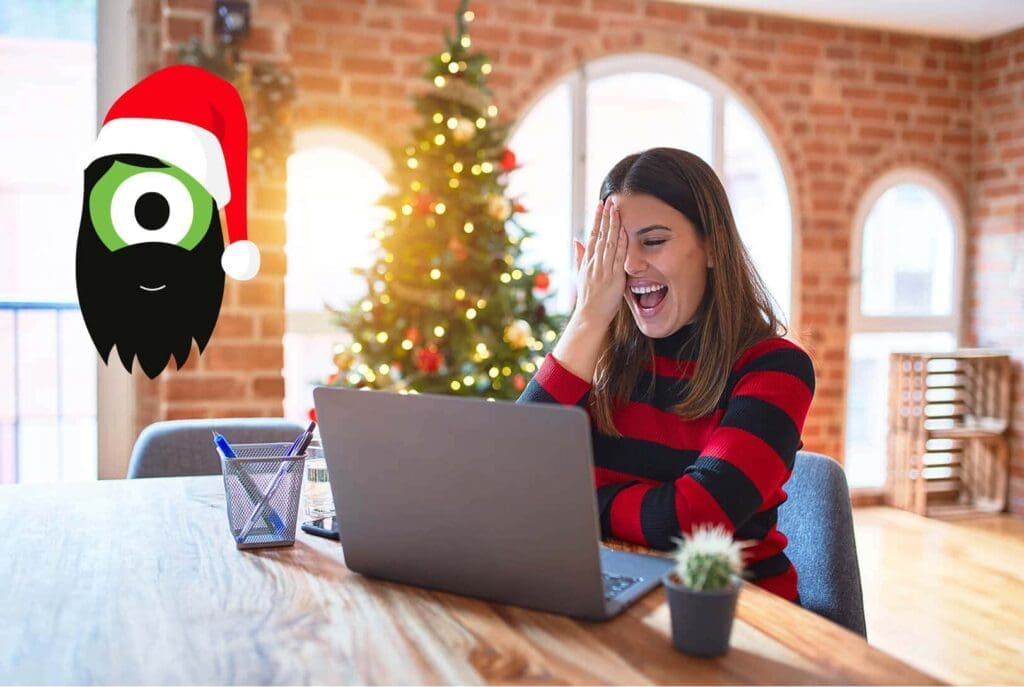 Une femme souriante, vêtue d'un pull rayé rouge, est assise à une table devant un ordinateur portable, avec un sapin de Noël décoré en arrière-plan. Un personnage de dessin animé portant un bonnet de Père Noël apparaît à gauche de l'image.