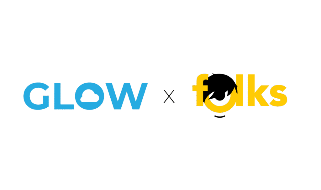 Logo montrant « GLOW » en bleu avec une forme de nuage à l'intérieur du « O », un petit « x » au milieu et « folks » en lettres jaunes et noires en gras.