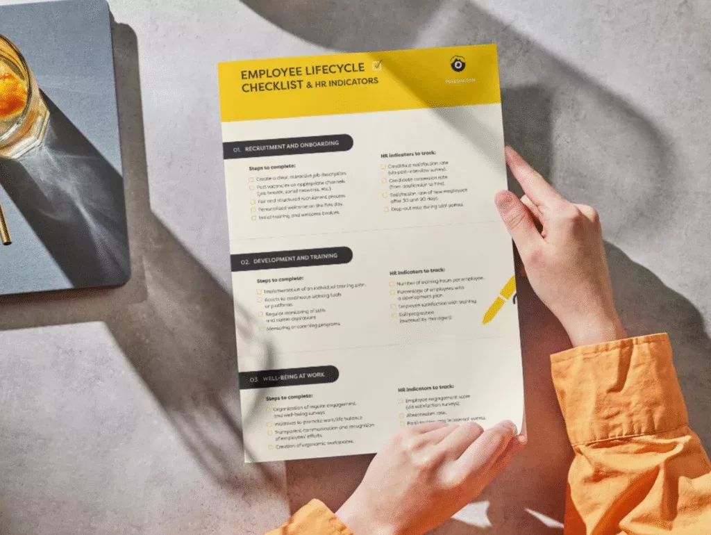 Une personne en chemise orange tient un document imprimé « Liste de contrôle du cycle de vie des employés et indicateurs RH » sur une table grise, à côté d'une boisson avec des glaçons et d'une tranche d'orange. La feuille est organisée en trois sections principales avec des puces.