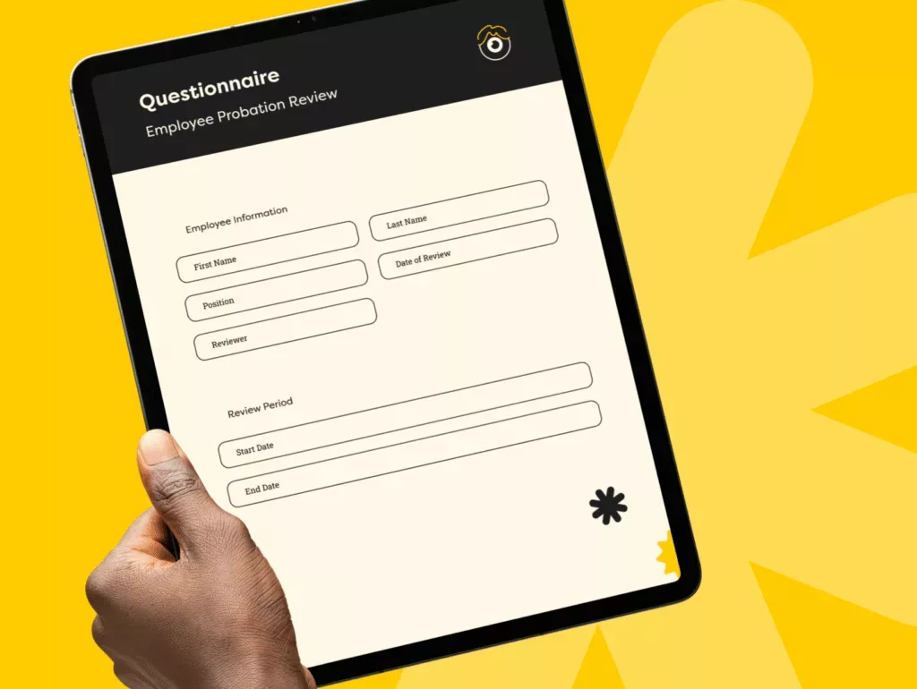 Une main tient une tablette affichant un formulaire de questionnaire « Évaluation de la période d'essai des employés » avec des champs pour les informations sur les employés et la période d'évaluation, sur un fond jaune vif.