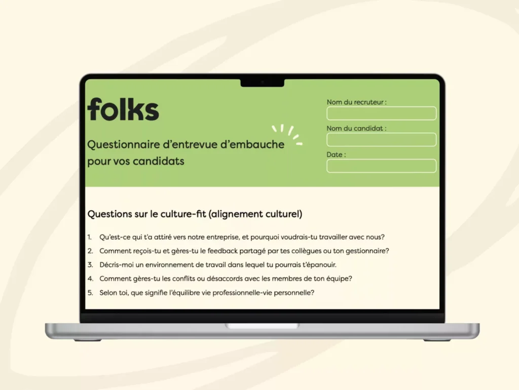 Un écran d'ordinateur portable affiche un questionnaire d'entretien d'embauche en français, intitulé « folks : Questionnaire d'entrevue d'embauche pour vos candidats », avec des questions d'adéquation culturelle et des champs pour le nom du recruteur, le nom du candidat et la date.
