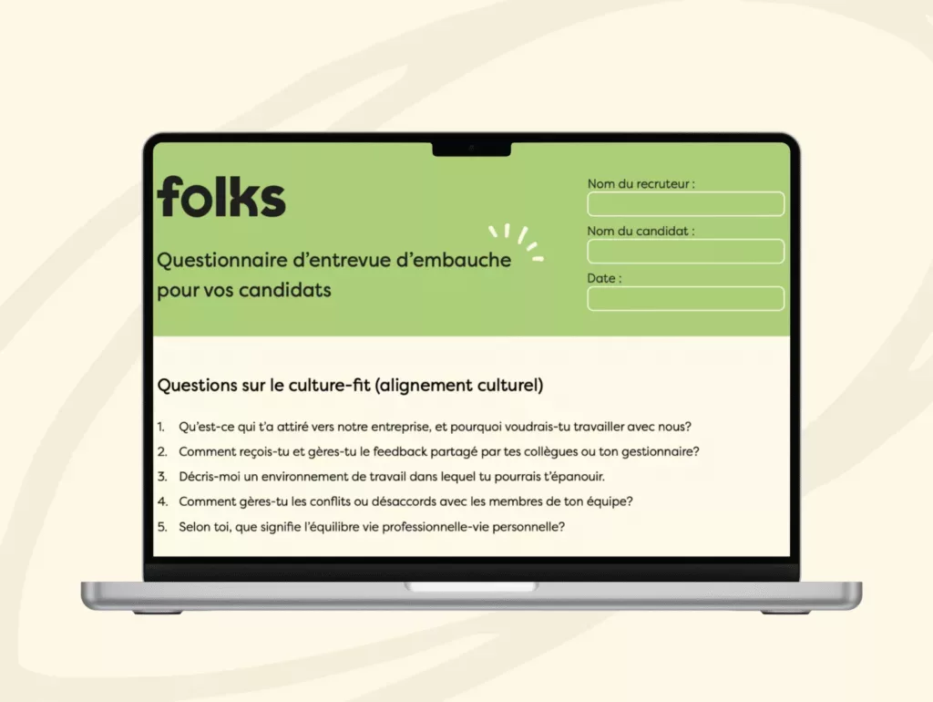 Un écran d'ordinateur portable affiche un questionnaire d'entretien d'embauche en français, intitulé « folks : Questionnaire d'entrevue d'embauche pour vos candidats », avec des questions d'adéquation culturelle et des champs pour le nom du recruteur, le nom du candidat et la date.