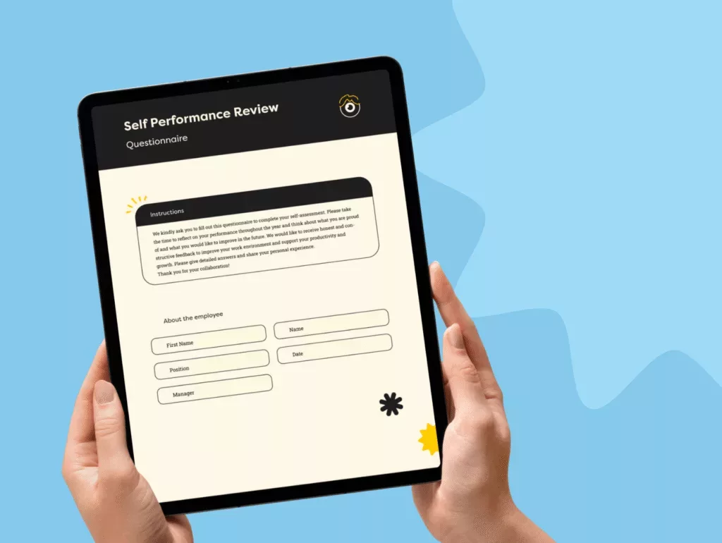 Une personne tient une tablette sur laquelle est affiché un questionnaire d'auto-évaluation sur fond bleu clair orné de formes abstraites. Le formulaire comprend des sections indiquant le nom de l'employé, son poste, la date et le responsable.